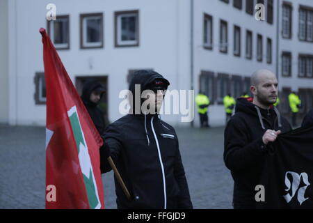 Worms, Deutschland. 13. Februar 2016. Die rechten Demonstranten halten eine kleine Kundgebung auf dem Markt-Platz von Worms. Eine ungarische sympathisierender hält eine Fahne des ehemaligen faschistischen Pfeil Cross ungarische Regierung. Rund 80 Mitglieder der rechten Partei "Der III. Weg "(der dritte Weg) marschierten durch Würmer im Gedenken an die Todesopfer durch alliierte Bombenangriffe in Dresden. Sie schlossen sich Neo-Nazis aus Ungarn. Einige Demonstranten gegen den Faschismus Zähler Stand auf dem Weg. Bildnachweis: Michael Debets/Pacific Press/Alamy Live-Nachrichten Stockfoto