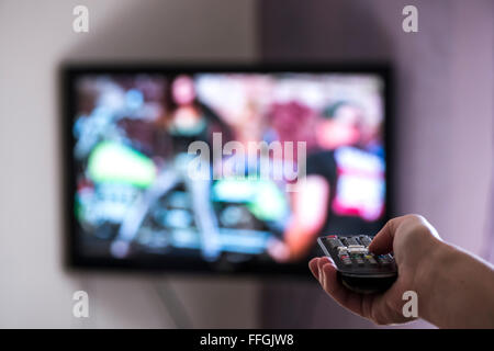 TV und Fernbedienung. Hand halten remote. Stockfoto