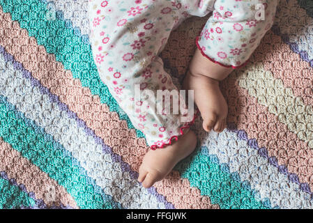 Baby Füße auf multicolor Bett Stockfoto