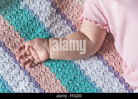 Baby Hand auf Bett Stockfoto