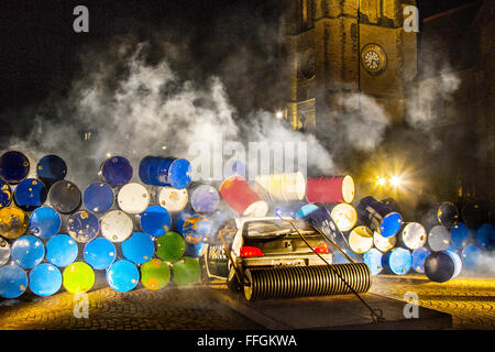 Generik Vapeur Biwak Blackpool Lancashire, UK. 13. Februar 2016. Explodierende Biwak durch allgemeine Vapeur. Explodierende Feuerwerkskörper, Leistung, Abbruch & farbigen Rauch Veranstaltung in St. John's Square. Mit laute Knalle und Pyrotechnik diese roving Theater Les Commandos Percu, von Frankreich angezogen große Menschenmengen auf den Showzam Veranstaltung über die Hälfte inszeniert - Begriff Urlaub. Touring Blackpool in ein einzigartiges Fahrzeug das Ensemble auf dem Platz wieder eine Wand von Fässern aus Metall, die durch die Auswirkungen von einem Polizeiauto in einem riesigen mäusefalle eingeklemmt zur Detonation gebracht zu demolieren. Stockfoto