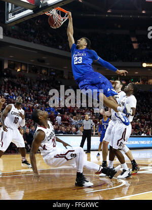 Columbia, South Carolina, USA. 13. Februar 2016. Kentucky Wildcats bewachen JAMAL MURRAY (23) getaucht auf der South Carolina Gamecocks Hut JUSTIN MCKIE (20) in der zweiten Hälfte des NCAA Men es College-Basketball-Aktion im kolonialen Life Arena. UK gewann 89-62. Bildnachweis: Lexington Herald-Leader/ZUMA Draht/Alamy Live-Nachrichten Stockfoto