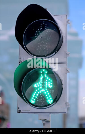 Grüne Fußgängerampel auf der Ampel fotografiert hautnah Stockfoto