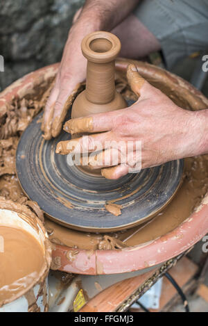 Potter ist Lehm Flasche. Nahaufnahme Stockfoto