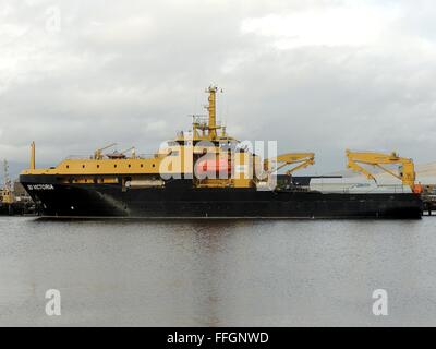 SD-Victoria festgemacht in Greenock während der Übung Joint Warrior 12-2, mit zwei schnell Interceptor Handwerk (FIC) Stealth-Schiffe auf Deck. Stockfoto