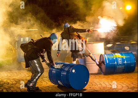 Generik Vapeur Biwak Blackpool Lancashire, UK. 13. Februar 2016. Explodierende Biwak durch allgemeine Vapeur. Explodierende Feuerwerkskörper, Leistung, Abbruch & farbigen Rauch Veranstaltung in St. John's Square. Mit laute Knalle und Pyrotechnik diese roving Theater Les Commandos Percu, von Frankreich angezogen große Menschenmengen auf den Showzam Veranstaltung über die Hälfte inszeniert - Begriff Urlaub. Touring Blackpool in ein einzigartiges Fahrzeug das Ensemble auf dem Platz wieder eine Wand von Fässern aus Metall, die durch die Auswirkungen von einem Polizeiauto in einem riesigen mäusefalle eingeklemmt zur Detonation gebracht zu demolieren. Stockfoto