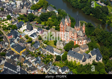 Luftaufnahme, Limburger Schloss, mit Blick auf die alte Stadt Limburg auf dem Dom zu Limburg, das prächtige Gebäude gesehen Stockfoto