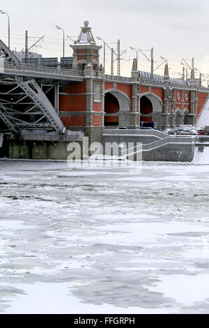 Die Brücke über die Moskwa ist im Winter mit Eis bedeckt. Stockfoto