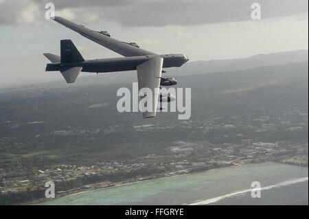 Eine B - 52H Stratofortress fliegt während des Trainings zu bewältigen Nord 15, 17. Februar 2015, die Küste von Guam. Die Luftstreitkräfte der Vereinigten Staaten, Japan und Australien gearbeitet während der Übung Verbesserung der Luftüberlegenheit, elektronische Kriegsführung, Air Interdiction, taktische Luftbrücke und Luftbetankung Kampffähigkeiten zu entwickeln. Die B - 52H wird der 96. Expeditionary Bomb Squadron zugewiesen. Stockfoto