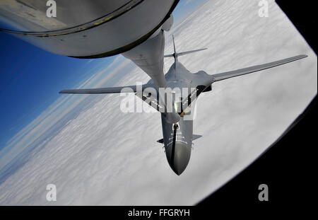 Eine Boeing KC-135 Stratotanker von Fairchild Air Force Base tankt ein B-1 b Lancer während einer Übung 23. September 2014, in South Dakota. Seit mehr als 50 Jahren hat die KC-135 die Kern aerial Betankung Fähigkeit für die Luftwaffe zur Verfügung gestellt. Das Flugzeug kann bis zu 1.500 Meilen mit 150.000 Pfund Transfer Brennstoff, Reisen, die der Air Force, schnelle, flexible Militärmacht Projekt ermöglicht. Ellsworth Air Force Base, South Dakota ist die B-1 b zugeordnet. Stockfoto