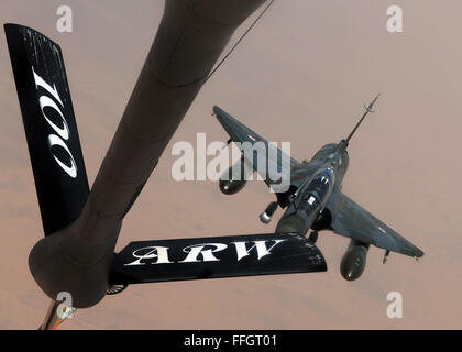 Eine französische Dassault Mirage f-1-Pilot bereitet, sich mit einer KC-135R Stratotanker 3. Mai 2013, über Mali. Die Französisch-geführten Operation in Mali erhält Unterstützung aus den USA Luft tanken Tanker bereitgestellt von der 100. Air Refueling Wing Thatflew seinen 200. Sendung mit den Franzosen 5. Mai 2013. Die KC-135 ist die 351st Expeditionary Air Refueling Squadron zugewiesen. Stockfoto