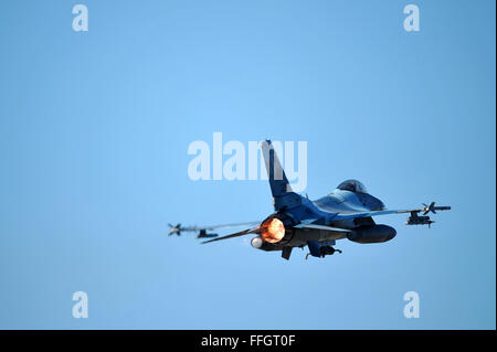 Eine f-16 Fighting Falcon nimmt ab 25. September 2014, während weit entfernten Grenze Eielson Air Force Base, Alaska. Die f-16 ist das 18. Angreifer-Geschwader zugewiesen. Aggressor Piloten ausgebildet als Gegenkräfte in rote Fahne-Alaska, US und Verbündete Kräfte bereiten realen Luftkampf zu handeln. Stockfoto