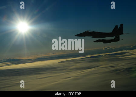 Zwei F - 15C Adler, bereitgestellt von der Royal Air Force Lakenheath, England, führen ein mock Antenne abfangen auf einem KC-135 Stratotanker, bereitgestellt von RAF Mildenhall, England, während des Fluges über Island 21. November 2013. Das 48. Expeditionary Geschwader wurde Aufrechterhaltung der North Atlantic Treaty Organization Luftraumüberwachung und Polizei-Mission in Island seit 28. Oktober 2013. Stockfoto