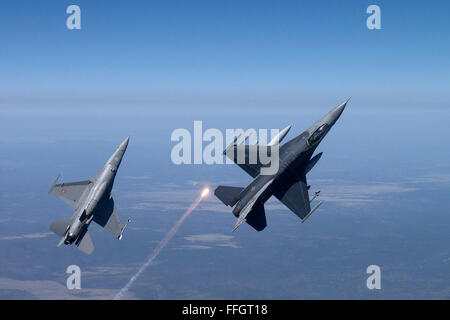 F-16 Fighting Falcons aus dem 162. Flügel, Tucson, Arizona fliegen über einen Trainingsbereich auf 8. April 2015. 161. Wing verwaltet eine Flotte von mehr als 70 f-16 c/d und Mid-Life Update Fighting Falcons. Es gibt drei fliegenden Staffeln und zahlreiche Wartungseinheiten der Flügel zugeordnet. Stockfoto