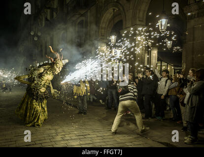 Barcelona, Katalonien, Spanien. 13. Februar 2016. Eine Feuer-Tier begibt sich seine Feuerwerkskörper unter der Menge, die Teilnahme an der "Correfocs" (Feuer-Läufe) beim Barcelona Stadt Winterfest 'Santa Eulalia' 2016 Credit: Matthias Oesterle/ZUMA Draht/Alamy Live News Stockfoto