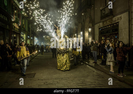 Barcelona, Katalonien, Spanien. 13. Februar 2016. Eine Feuer-Tier begibt sich seine Feuerwerkskörper unter der Menge, die Teilnahme an der "Correfocs" (Feuer-Läufe) beim Barcelona Stadt Winterfest 'Santa Eulalia' 2016 Credit: Matthias Oesterle/ZUMA Draht/Alamy Live News Stockfoto