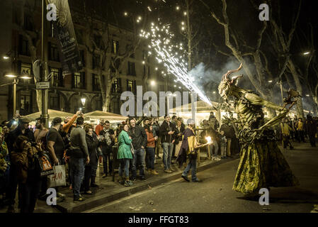 Barcelona, Katalonien, Spanien. 13. Februar 2016. Eine Feuer-Tier begibt sich seine Feuerwerkskörper unter der Menge, die Teilnahme an der "Correfocs" (Feuer-Läufe) beim Barcelona Stadt Winterfest 'Santa Eulalia' 2016 Credit: Matthias Oesterle/ZUMA Draht/Alamy Live News Stockfoto