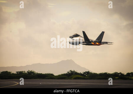 Ein Hawaii Air National Guard f-22 Raptor zieht aus gemeinsame Basis Pearl Harbor-Hickam, Hawaii, 26. September 2015 aus. Die Raptors in den US Central Command Zuständigkeitsbereich eingesetzt. Es war der erste Kampfeinsatz für die 199. Fighter Squadron, da es nach Saudi-Arabien im Jahr 2000 auf keine-Fly Zone Südirak patrouillieren bereitgestellt Stockfoto