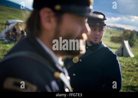 Pvt. Joshua Withrow (rechts), Sohn von pensionierter Oberstleutnant Brian Withrow, gonna Reenactments, mit seinem Vater ein Hobby gemacht hat und sie seit dem Jahr 2000 teilgenommen haben. Stockfoto