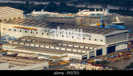 Luftaufnahme, Werft, Papenburg Emshaven mit Jos.L. Meyer Werft mit der Kreuzfahrt Schiff Quantum of the Seas RoyalCaribbean, Pap Stockfoto