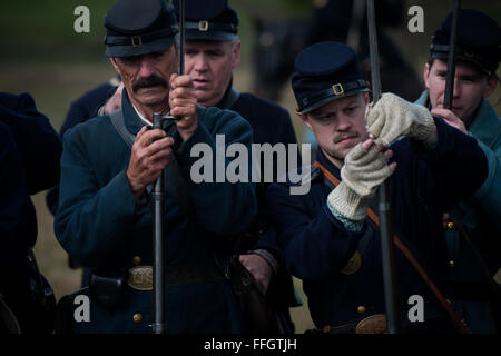 Anschlußkräfte Reenactor bereiten ihre Gewehre durch die Verknüpfung in die Bajonette vor der Schlacht von Cedar Creek in der Nähe von Middletown, Virginia. Hunderte von Re-enactment im ganzen Land nahmen an der 151. Jahrestag der Schlacht. Stockfoto