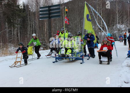 Stücken, Norwegen. 14. Februar 2016. Teilnehmer und Publikum bei der Tretschlitten World Championship in Stücken mit norwegischen Trachten. Silje Ekern/Alamy Live-Nachrichten Stockfoto