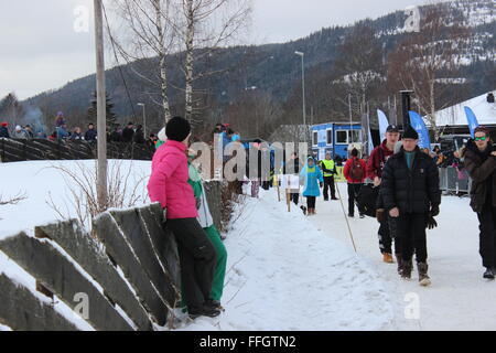 Stücken, Norwegen. 14. Februar 2016. Teilnehmer und Publikum bei der Tretschlitten World Championship in Stücken mit norwegischen Trachten. Silje Ekern/Alamy Live-Nachrichten Stockfoto