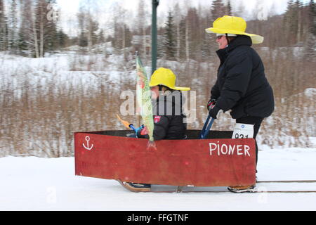 Stücken, Norwegen. 14. Februar 2016. Teilnehmer und Publikum bei der Tretschlitten World Championship in Stücken mit norwegischen Trachten. Silje Ekern/Alamy Live-Nachrichten Stockfoto