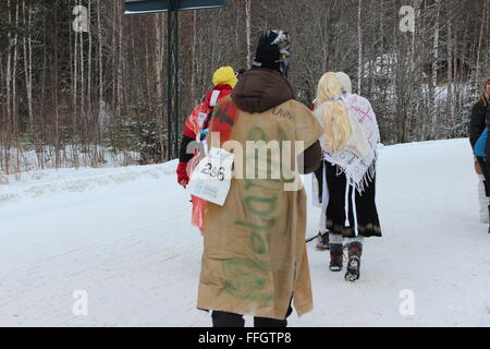 Stücken, Norwegen. 14. Februar 2016. Teilnehmer und Publikum bei der Tretschlitten World Championship in Stücken mit norwegischen Trachten. Silje Ekern/Alamy Live-Nachrichten Stockfoto