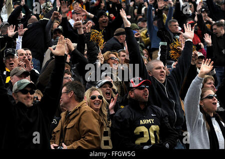 US Military Academy in West Point-Fußball-Fans jubeln nach ihrer Mannschaft punktet einen Touchdown während des Spiels 5 November. Armee führte mit 14-0 in die Halbzeit. Stockfoto