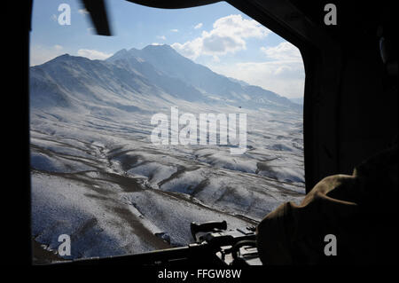 Afghanische Luftwaffe MI-17 Hubschrauber fliegen in Formation nach Abschluss einer Trainingsmission im Nordosten Afghanistans. Die Hubschrauber flogen von Jalalabad nach Kabul International Airport. Stockfoto