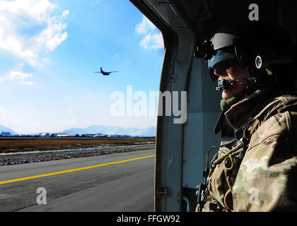 Senior Master Sgt. Todd Peplow, eine Antenne Schütze mit der 438th Air Expeditionary Advisory Squadron, mit Blick auf den internationalen Flughafen von Kabul Flightline nach Abschluss einen Flug zwischen Jalalabad und Kabul, Afghanistan. Peplow ist derzeit eingesetzt, um die afghanischen Luftwaffe Flugingenieure beratenden auszubilden. Stockfoto