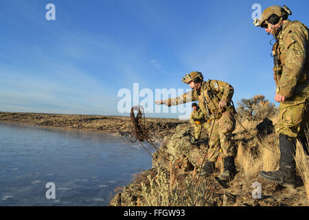 Ein Air Force Reserve Command-Pararescueman aus der 304. Rescue Squadron, wirft eine Hebezeug-Linie auf einer Klippe, ein Patient während einer simulierten Cliffside Rettungsmission in Riley, Oregon/USA zu schleppen, bis Stockfoto