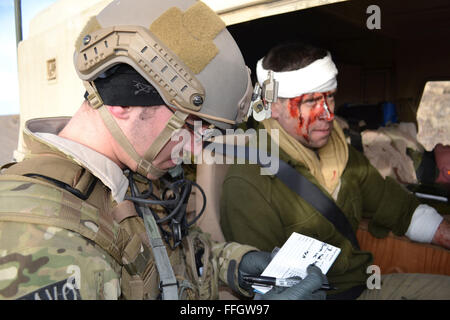 Ein Air Force Reserve Command-Pararescueman aus der 304. Rescue Squadron verwaltet erste Hilfe für einen Patienten während einer Übung an Riley, Oregon/USA Alle PJs sind ausgebildete Sanitäter. Mehrere Übungen wurden während eines Zeitraums von zwei Wochen um die Bereitschaft der Flieger aus dem 304. RS zu verbessern und die Luft Nationalgarde 142. Sicherheit Kräfte Squadron Kollokation in Portland Air National Guard Base, Portland, Oregon/USA Stockfoto