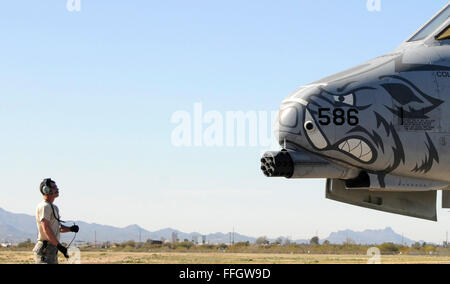 Eine Crew Chief mit der 188th Kämpfer-Flügel kommuniziert mit einem A - 10C Thunderbolt II 'ÄúWarthog' au-Piloten während Preflight-Prüfungen vor dem Rollen an Davis-Monthan Air Force Base, Arizona, 21 Februar. Der 188. bereitgestellt ca. 300 Flieger in Davis-Monthan AFB zur Teilnahme an Betrieb Snowbird in Vorbereitung auf die Flying Razorbacks AO Einsatz in Afghanistan in diesem Sommer. Stockfoto