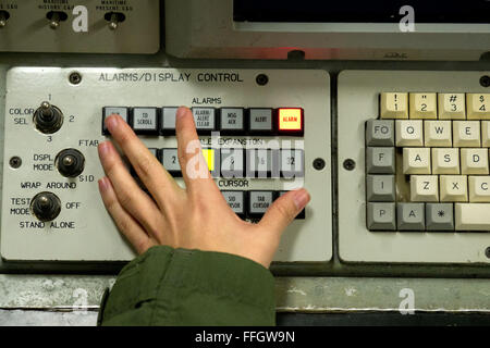 1st Lt. Christina Norbygaard, ein Luft-Waffen-Offizier von der 552nd Air Control Wing bei Tinker Air Force Base in Oklahoma, nutzt eine Control Panel zur Überwachung und Verwaltung Flugzeuge Status während eine rote Fahne 12-2 Flugbetrieb an Bord einer e-3 Sentry AWACS in der Nähe von Nellis Air Force Base, Nevada ausüben Stockfoto