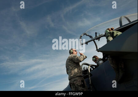 US Air Force Staff Sgt Sean Dowd, 104. Fighter Wing, Massachusetts Air National Guard, spricht mit Staff Sgt Diane Berthiaume und Senior Airman Benjamin Digiammo, auch aus der 104. FW, wie sie vor dem Flug, während rote Fahne 12-2 am Nellis Air Force Base Wartungsarbeiten, Nevada rote Fahne ist ein Kampftraining-Übung mit den Luftstreitkräften der Vereinigten Staaten und ihrer Verbündeten. Die Übung umfasst Einheiten aus Nevada, Colorado, Kansas, Louisiana, Utah, Kalifornien, Massachusetts und Oklahoma und aus der Republik Korea und Saudi Arabien. Stockfoto