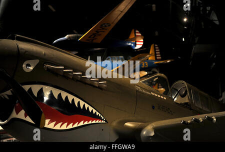 Die Curtiss p-40 Warhawk war ein amerikanisches einmotoriges, einsitziges Ganzmetall-Kämpfer und Schlachtflugzeuge, die zuerst 1938 flog. Die Warhawk war von den Luftstreitkräften 28 Nationen, darunter auch die von den Alliierten während des zweiten Weltkriegs verwendet und blieb vor Online-Dienst bis zum Ende des Krieges. Stockfoto