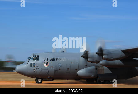 US Army Fallschirmjäger von der 82. US-Luftlandedivision hinab auf den Boden nach dem Sprung aus einer c-17 Globemaster III über Dropzone Sizilien in Fort Bragg, N.C. Stockfoto