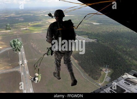 Launisch Mitglieder aus der 820th Base Defense Group springen aus einem HC - 130 P Bekämpfung König Moody Air Force Base, Ga. Es wurden insgesamt 30 Flieger den static-Line Sprung teilgenommen. Stockfoto