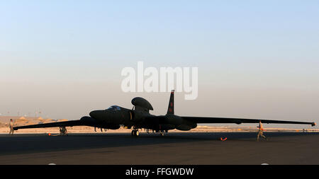 Südwest-Asien - Ort Betreuer Pogos unter den Fittichen von einem u-2, bei der der Pilot, Major Mark Rollen zurück in den Hangar 10. Februar 2012. Während des Einsatzes wurde Mark 30. u-2 Piloten, 2.000 Flugstunden in der 57 Jahre alte Programm zu erreichen. Mark wird von Beale Air Force Base, Kalifornien, auf der 99. Expeditionary Reconnaissance Squadron bereitgestellt. Stockfoto