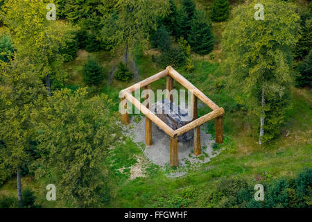 Luftbild, Kunst-Installation, "Stone-Age-Mann" von Nils-Udo, Bad Berleburg, Sauerland, Nordrhein-Westfalen, Deutschland, Europa, Stockfoto