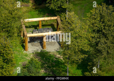 Luftbild, Kunst-Installation, "Stone-Age-Mann" von Nils-Udo, Bad Berleburg, Sauerland, Nordrhein-Westfalen, Deutschland, Europa, Stockfoto