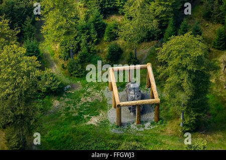 Luftbild, Kunst-Installation, "Stone-Age-Mann" von Nils-Udo, Bad Berleburg, Sauerland, Nordrhein-Westfalen, Deutschland, Europa, Stockfoto