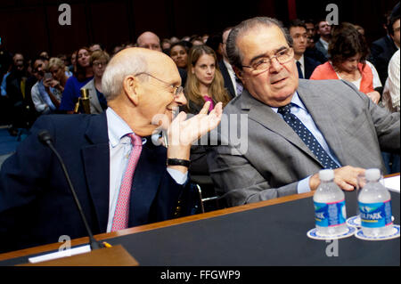 ANTONIN GREGORY SCALIA (11. März 1936 - 13. Februar 2016) war beisitzender Richter am Obersten Gerichtshof der Vereinigten Staaten. Von Präsident Ronald Reagan 1986 in das Gericht berufen, er war 29 Jahre lang und wurde als den geistigen Anker für die originalistischen und Textualist Position des Hofes konservativen beschrieben. Bild: 5. Oktober 2011 - Washington, District Of Columbia, US - Supreme Court Richter STEPHEN BREYER und ANTONIN SCALIA Zeugen vor einer Anhörung der Justizausschuss des Senats auf '' Wenn man bedenkt die Rolle der Richter unter der Verfassung der Vereinigten Staaten. (Bild Kredit: Stockfoto