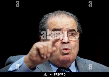 ANTONIN GREGORY SCALIA (11. März 1936 - 13. Februar 2016) war beisitzender Richter am Obersten Gerichtshof der Vereinigten Staaten. Von Präsident Ronald Reagan 1986 in das Gericht berufen, er war 29 Jahre lang und wurde als den geistigen Anker für die originalistischen und Textualist Position des Hofes konservativen beschrieben. Bild: 5. Oktober 2011 - Washington, District Of Columbia, USA - höchstes Gericht Gerechtigkeit ANTONIN SCALIA bezeugt vor einer Anhörung der Justizausschuss des Senats zur '' Wenn man bedenkt die Rolle der Richter unter der Verfassung der Vereinigten Staaten. (Bild Kredit: Pete Marovich/ZUM Stockfoto