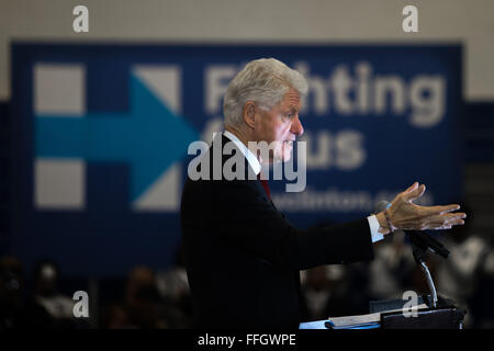 College Park, Ga, USA. 13. Februar 2016. Der ehemalige Präsident BILL CLINTON setzt sich für seine Frau, demokratischen Präsidentschaftskandidaten HILLARY CLINTON, an der North Clayton High School. Bildnachweis: Branden Camp/ZUMA Draht/Alamy Live-Nachrichten Stockfoto