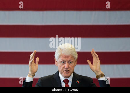 College Park, Ga, USA. 13. Februar 2016. Der ehemalige Präsident BILL CLINTON setzt sich für seine Frau, demokratischen Präsidentschaftskandidaten HILLARY CLINTON, an der North Clayton High School. Bildnachweis: Branden Camp/ZUMA Draht/Alamy Live-Nachrichten Stockfoto