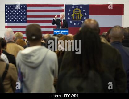 College Park, Ga, USA. 13. Februar 2016. Der ehemalige Präsident BILL CLINTON setzt sich für seine Frau, demokratischen Präsidentschaftskandidaten HILLARY CLINTON, an der North Clayton High School. Bildnachweis: Branden Camp/ZUMA Draht/Alamy Live-Nachrichten Stockfoto