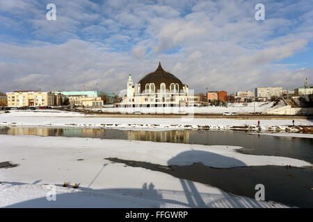 Am Kai des Flusses UPA in Tula in Russland im Museum der Arme Helm anzeigen Stockfoto